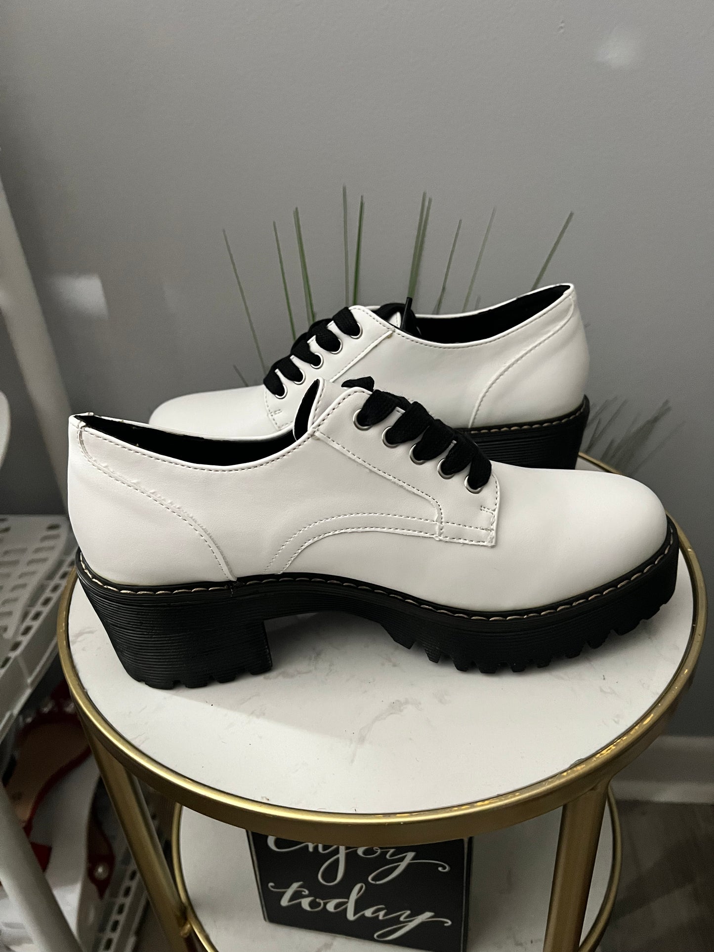 Holly Lug Oxford