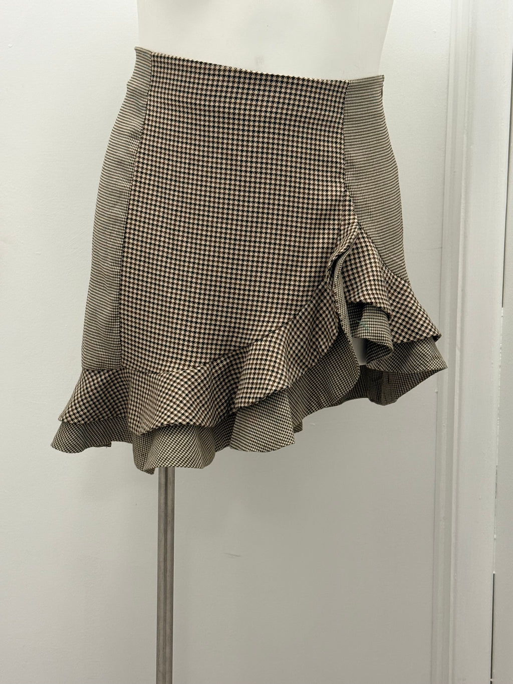 ##133 Houndstooth Ruffle Mini Skirt