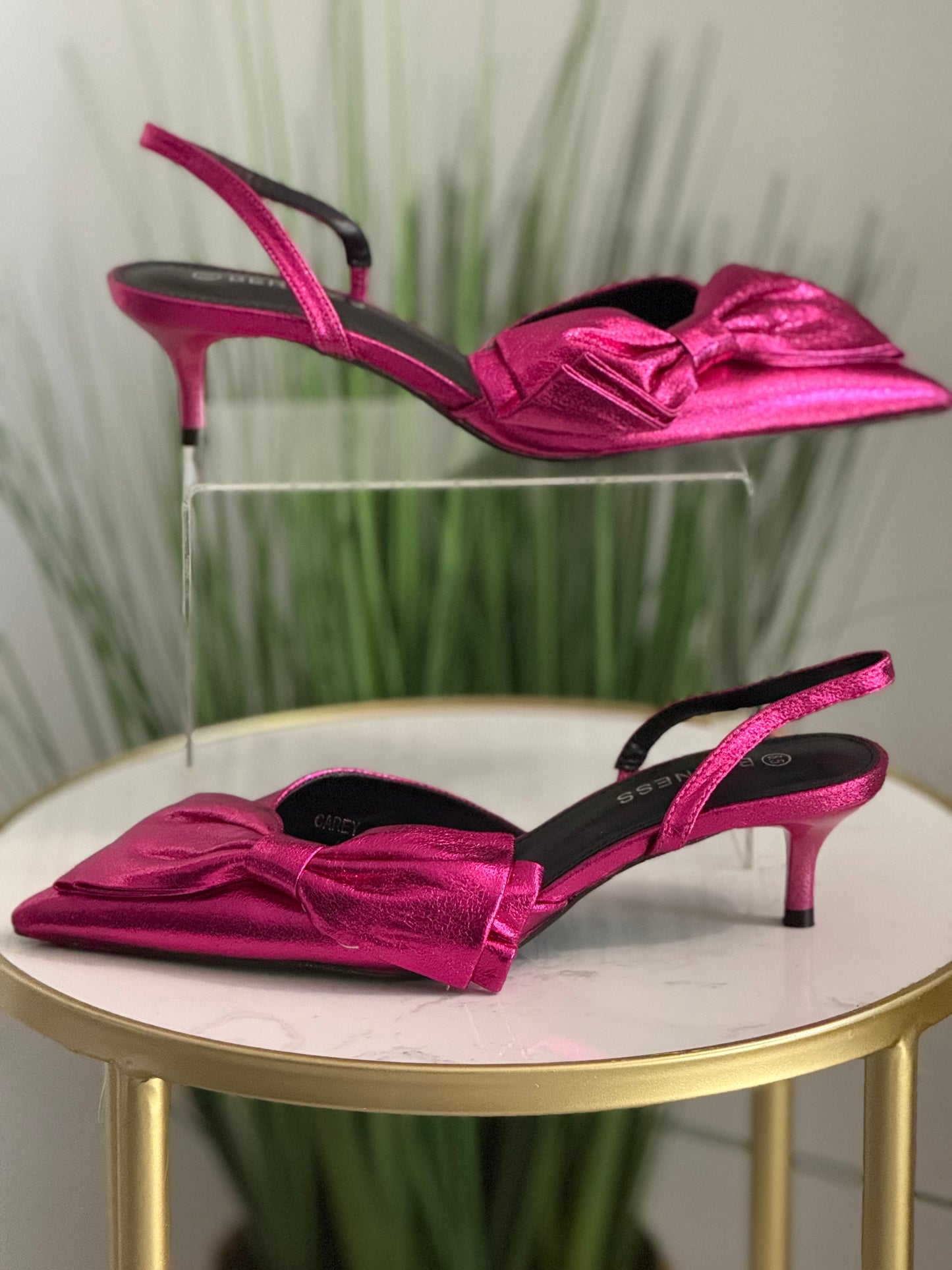 #252 Bow Kitten Heel 🚨runs small. Order up🚨