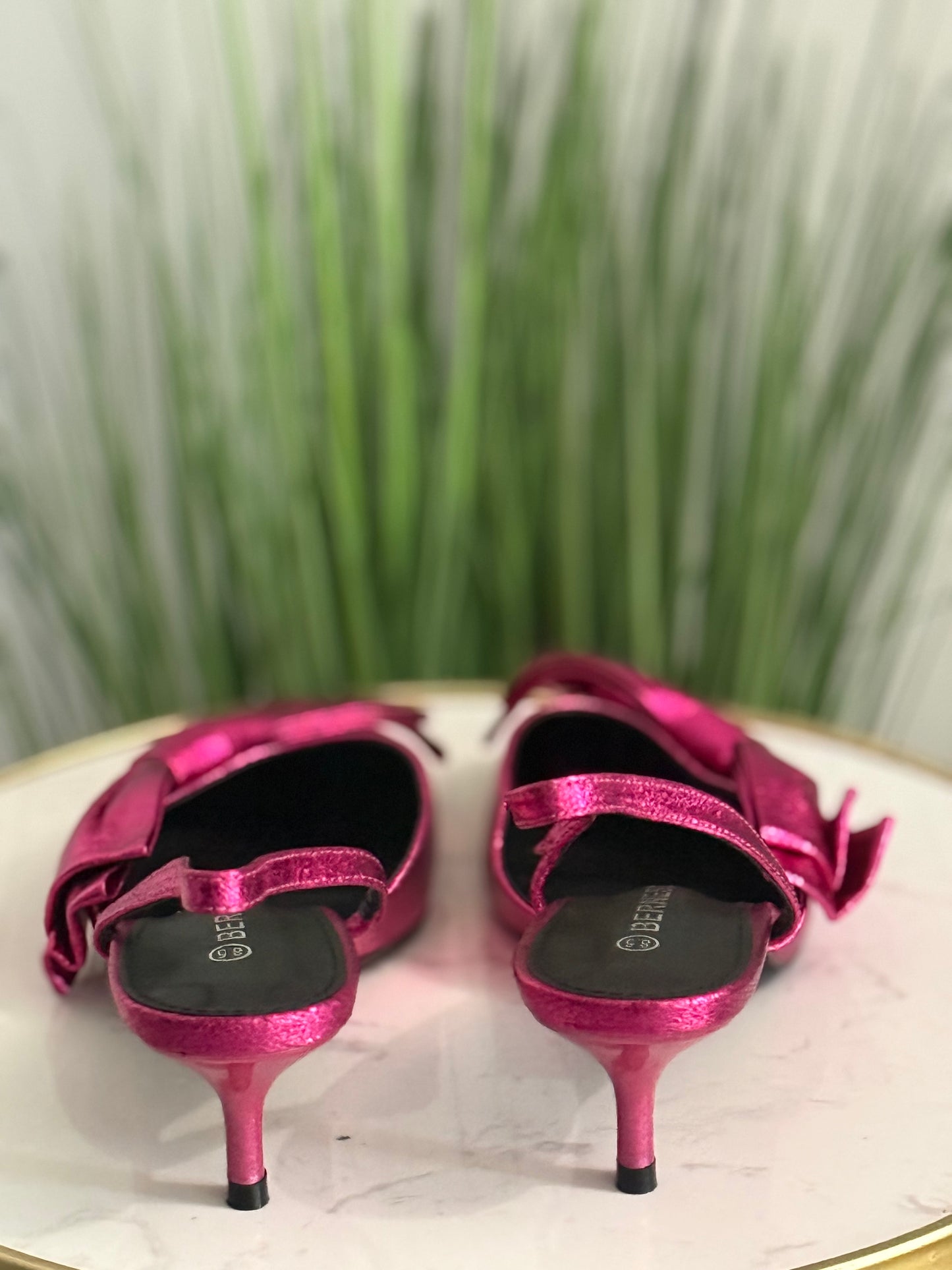 #252 Bow Kitten Heel 🚨runs small. Order up🚨
