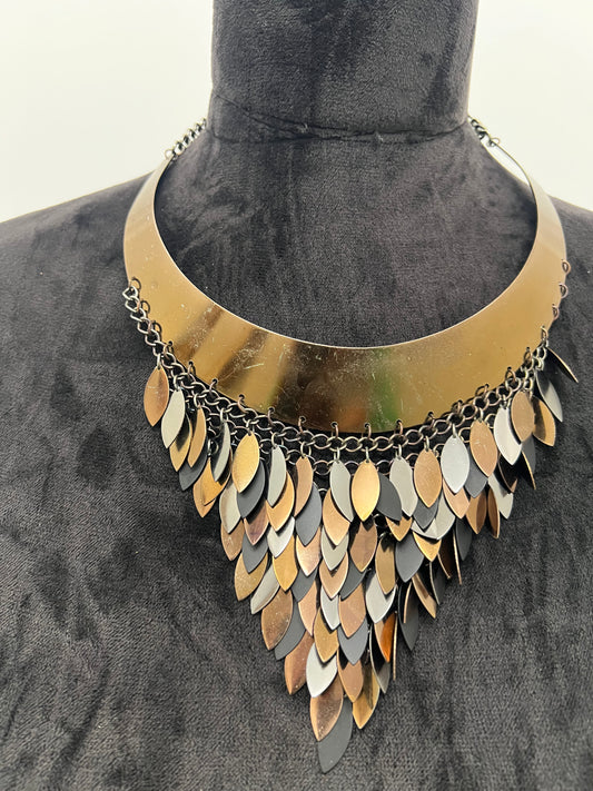 Feathered Chip Neckly